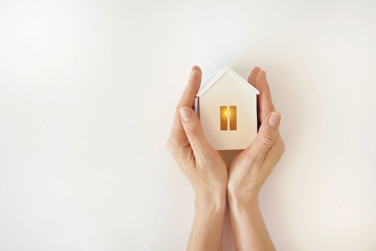 670048ab98cae_fm=f_BxOzA3W A person holding a small house in their hands.